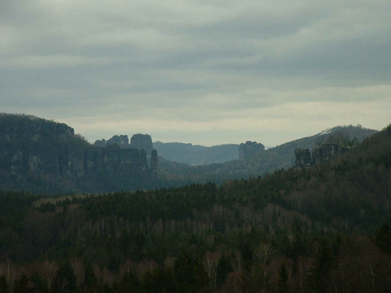 Links die Affensteine mit dem markanten Blo�stock, dahinter die Schrammtore, rechts in der Bildmitte der Falkenstein