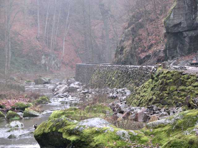 Diese St�tzmauer gab es nach der Flut 2002 nicht mehr.